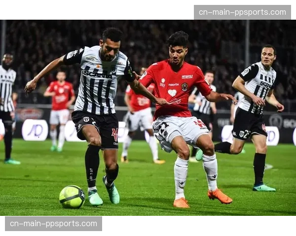 巴黎圣日耳曼4-3-3高位压迫体系展现统治力，场均控球率达65%