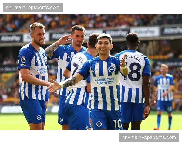 暖心花絮：布莱顿小球迷冲入场内拥抱三笘薰，保安护送其离场