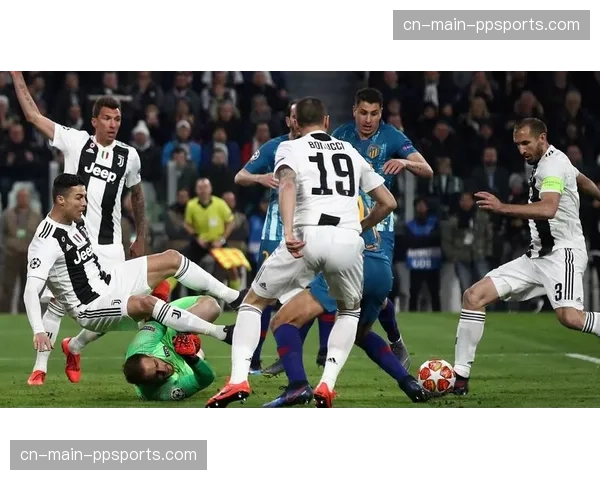 现场：恩波利球迷远征军高歌激励球队，看台标语“为生存而战”