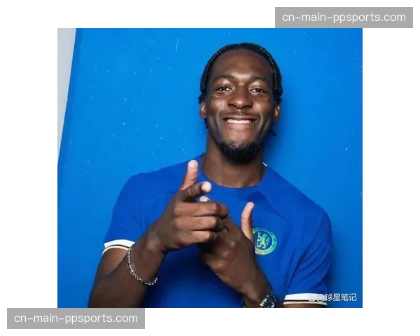 特写镜头：切尔西后卫迪萨西一次关键的门线解围后手势指挥防线